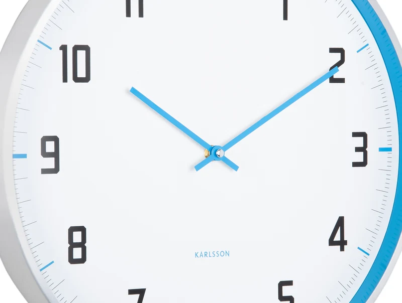 Karlsson Sporty KA5969BB Wanduhr Hellblau • Sportliches Design • Aluminium-Gehäuse