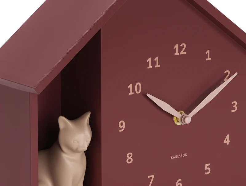 Karlsson Sitting Cat KA6099RD Wanduhr Burgunderrot • Katzen-Miauen zur vollen Stunde • Geräuschloses Sweep-Uhrwerk