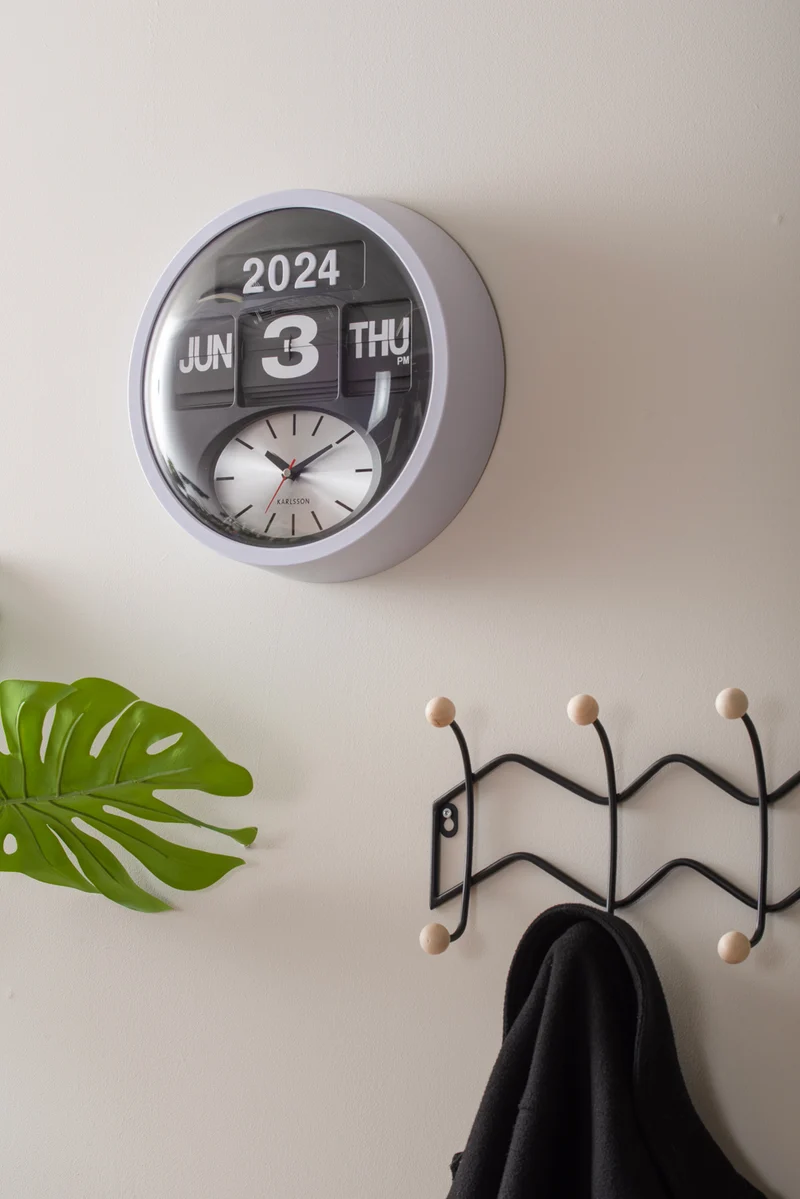 Karlsson Round Flip KA6030WH Wanduhr Weiß • Klappzahlen-Kalender • Analoge Zeitanzeige