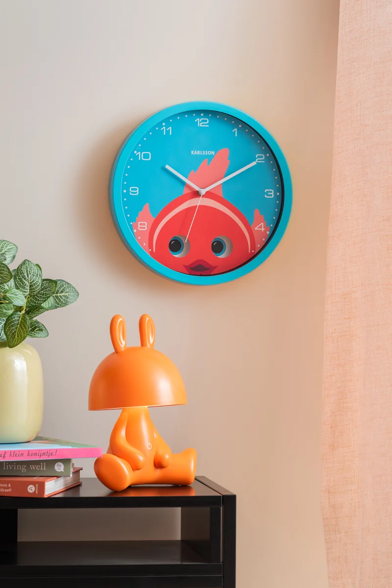 Karlsson Peekaboo Goldfish KA5997LB Wanduhr Hellblau • Bewegliche Augen • Kinderzimmer-Design