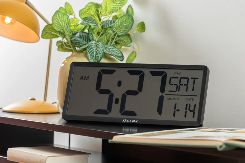 Karlsson Retro LCD KA6020BK Wanduhr Schwarz • Kalender & Weckfunktion • Retro-LCD-Display