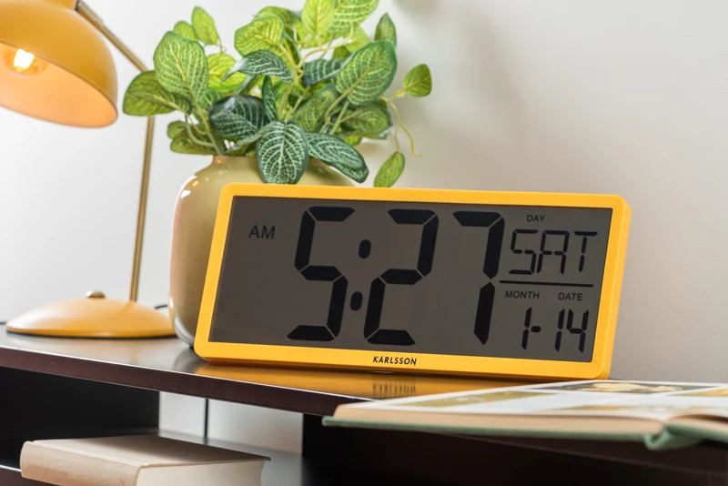 Karlsson Retro LCD KA6020YE Wanduhr Hellgelb • Kalender & Alarm • Temperaturanzeige