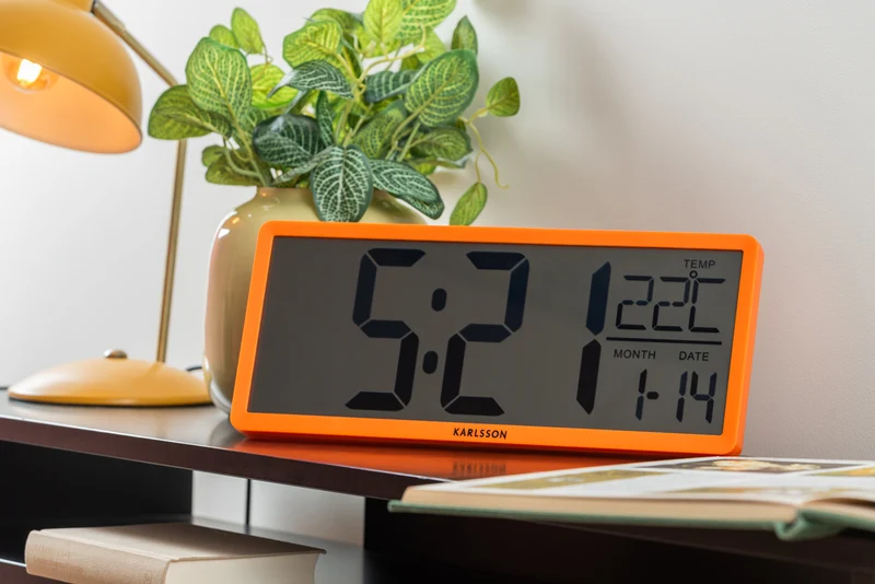 Karlsson Retro LCD KA6020OR Wanduhr Neonorange • Digitale LCD-Anzeige • Wand- und Tischnutzung