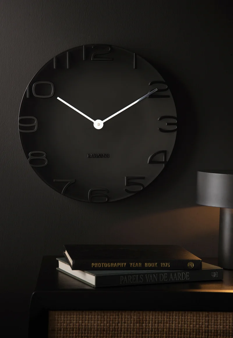 Karlsson On The Edge KA5311BK Wanduhr Schwarz • Geräuschloses Quarzwerk • Chromfarbene Zeiger