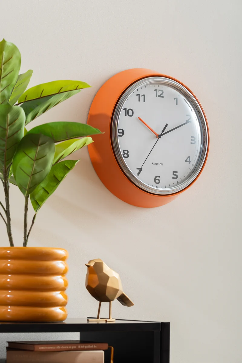 Karlsson Modern Retro KA6006OR Wanduhr Leuchtorange • Geräuschloses Sweep-Uhrwerk • Design von Armando Breeveld