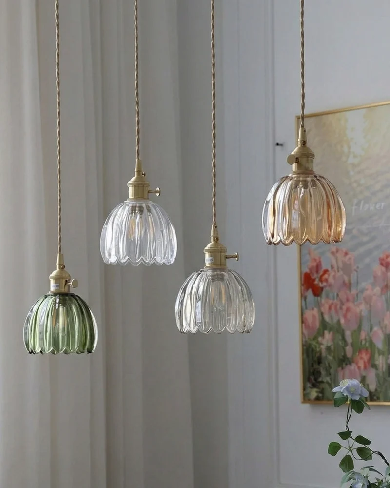MAREN Hanglamp – Japanse Bloemvormige Glazen Lamp met Zacht Diffuus Licht – Verkrijgbaar in Groen, Transparant, Amber en Rookgrijs – Ø12cm x H18cm | Sansoti