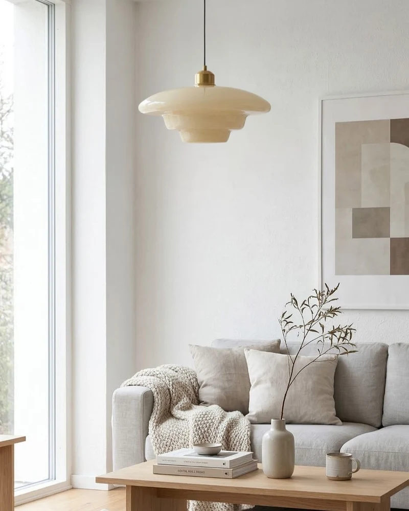 TINA Hanglamp – Mid-Century Melkwit Glas met Geborsteld Messing | Moderne Eetkamer & Keukenverlichting | Verstelbaar | E27 Fitting | Sansoti