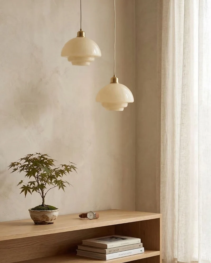TINA Hanglamp – Mid-Century Melkwit Glas met Geborsteld Messing | Moderne Eetkamer & Keukenverlichting | Verstelbaar | E27 Fitting | Sansoti