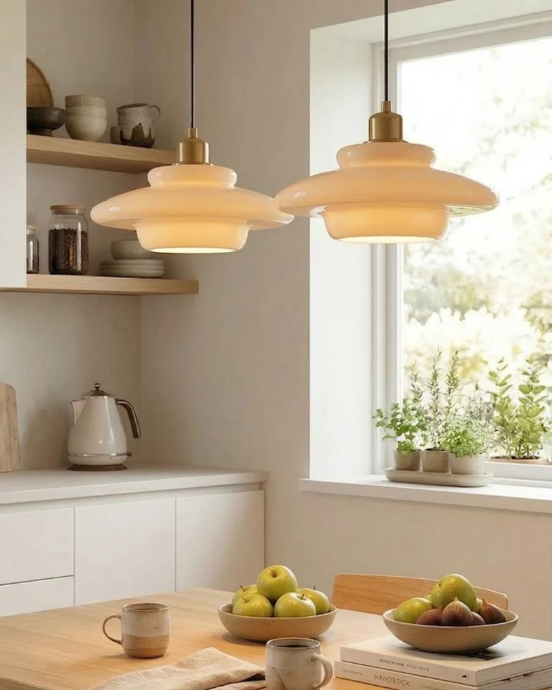 TINA Hanglamp – Mid-Century Melkwit Glas met Geborsteld Messing | Moderne Eetkamer & Keukenverlichting | Verstelbaar | E27 Fitting | Sansoti