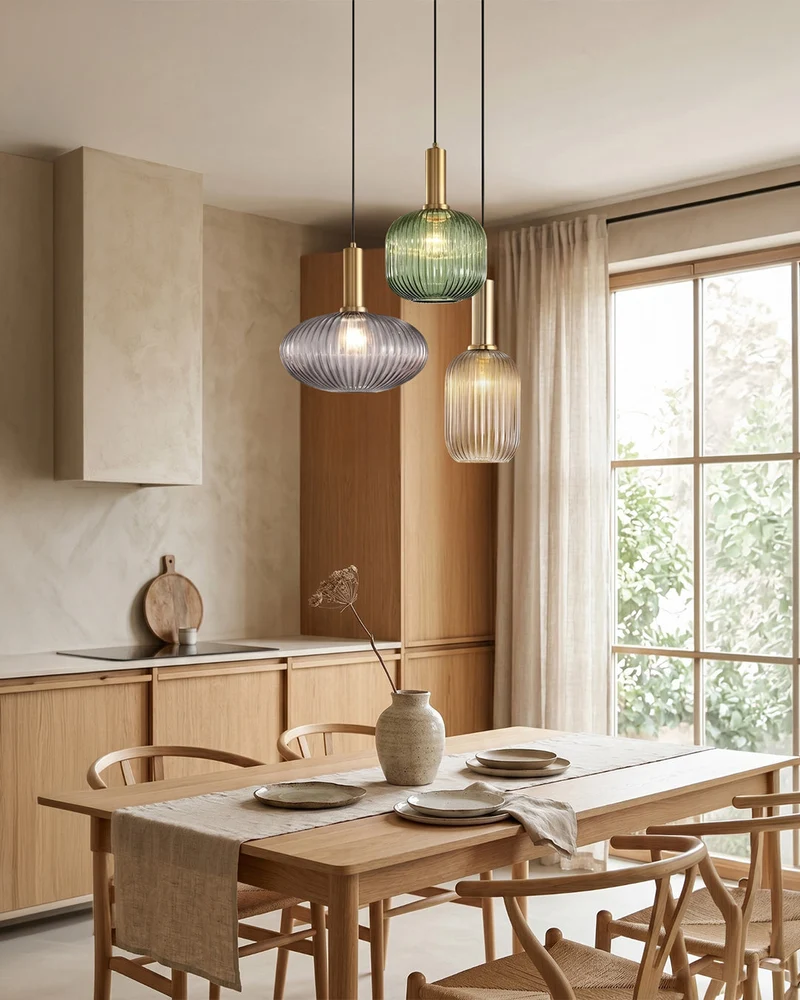 CLYDE Moderne Hanglamp met Gekleurde Glazen Kap – Scandinavisch Design voor Woonkamer & Eetkamer – E27 Fitting | Sansoti