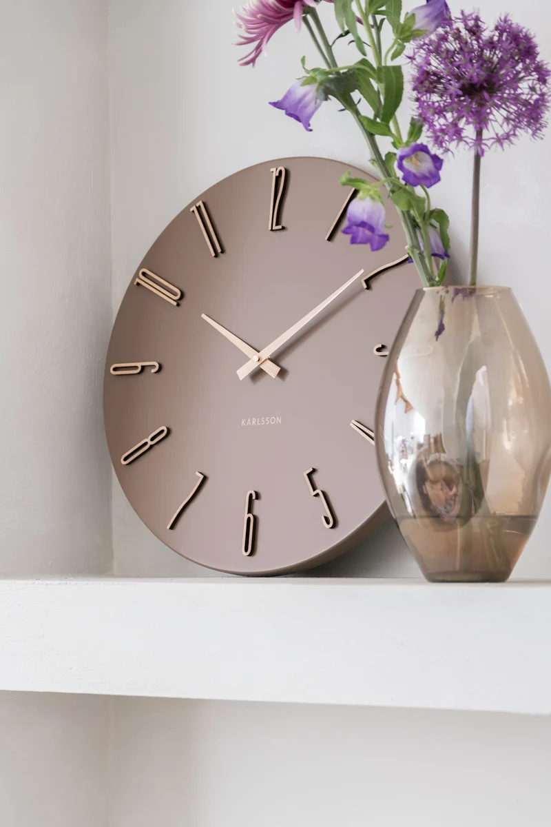 Karlsson Esmerado KA6072BR Wanduhr Mochabraun • Geräuschloses Sweep-Uhrwerk • Elegantes Metalldesign