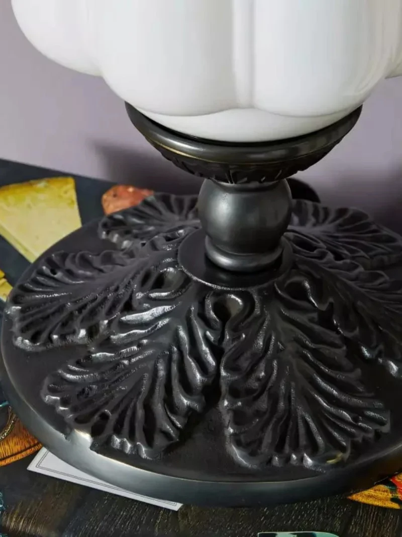 Vintage Glazen Tafellamp met Messing of Zwarte Afwerking | Sansoti