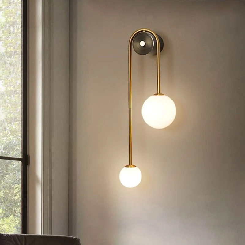Postmoderne Wandlamp met Dubbele Glazen Bollen – Gebogen Arc Design Messing | Sansoti