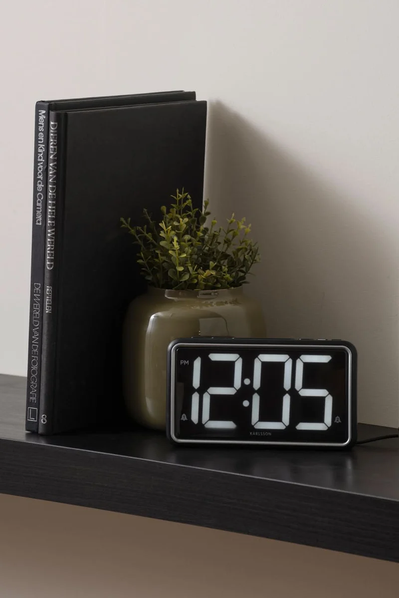 Karlsson New Retro KA6035BK Wecker Schwarz • Großes LED-Display • Retro-Design mit USB-Betrieb