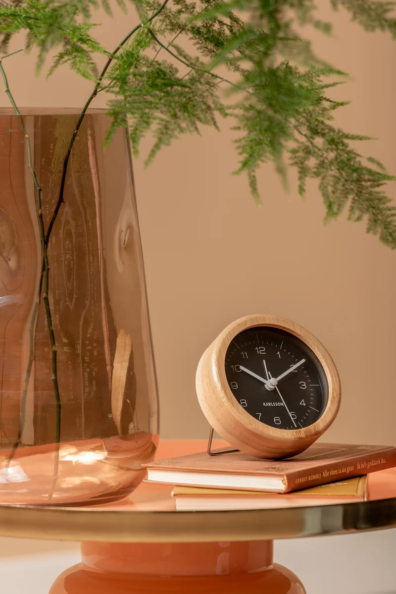 Karlsson Neat Round KA5923BK Wecker Schwarz • Geräuschloses Sweep-Uhrwerk • Nachhaltiges Bambus-Gehäuse