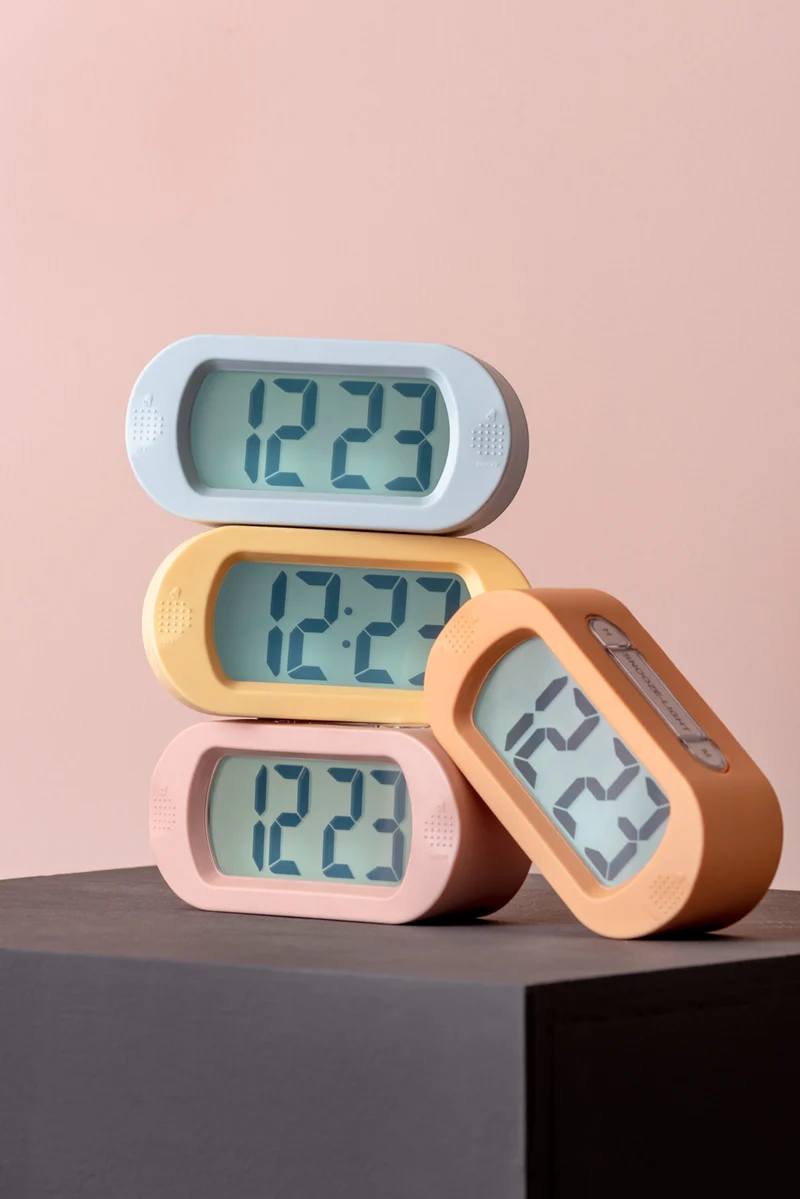 Karlsson Gummy KA5753LO Wecker Soft Orange • Geräuschloses Digitalwerk • Snooze & Nachtlicht