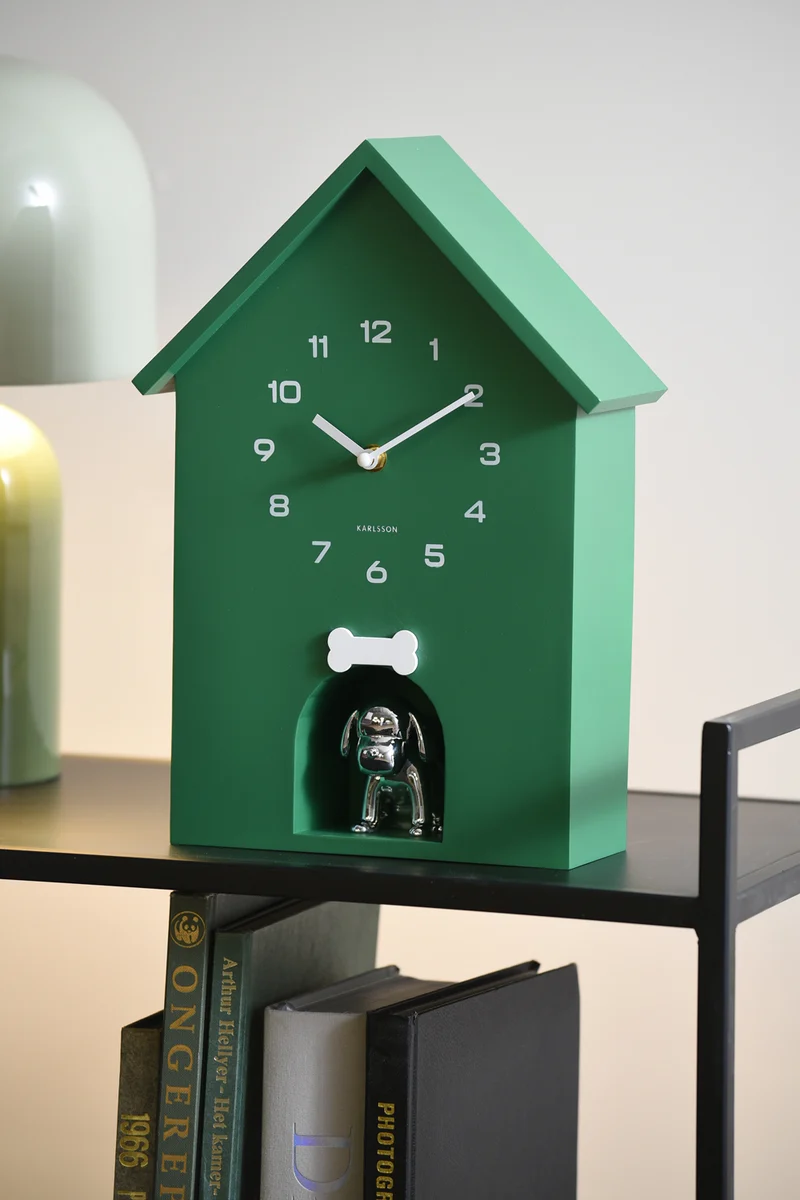 Karlsson Dog House KA6096GR Wanduhr Retrogrün • Stündliches Hundebellen • Geräuschloses Sweep-Uhrwerk