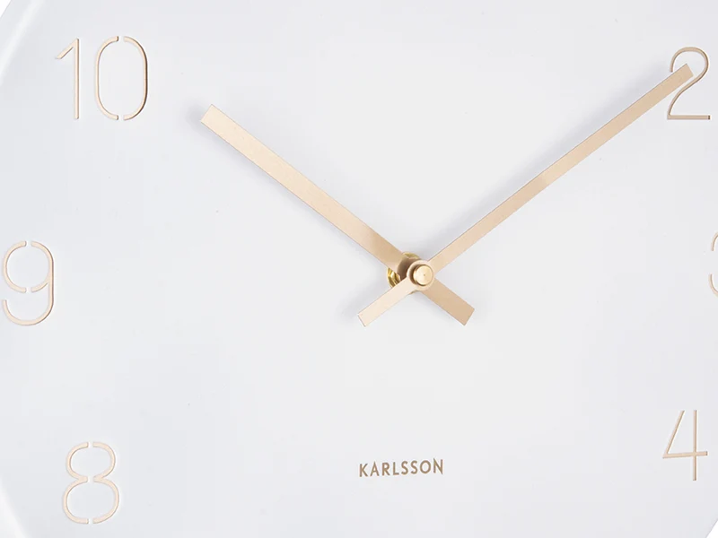 Karlsson Charm Engraved Numbers Small KA5788WH Wanduhr Weiß • Eingravierte Ziffern • Goldene Zeiger