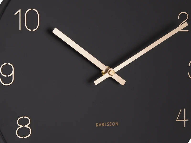 Karlsson Charm Engraved Numbers Small KA5788BK Wanduhr Schwarz • Offenes Zifferblatt • Elegante Golddetails