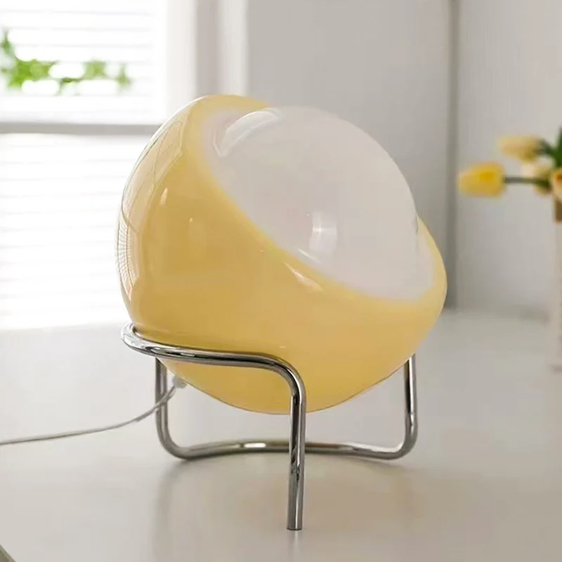 Mid-Century Tafellamp met Gekleurde Glazen Bol en Roestvrij Stalen Voet – Retro Design Verlichting voor Slaapkamer en Woonkamer | Sansoti