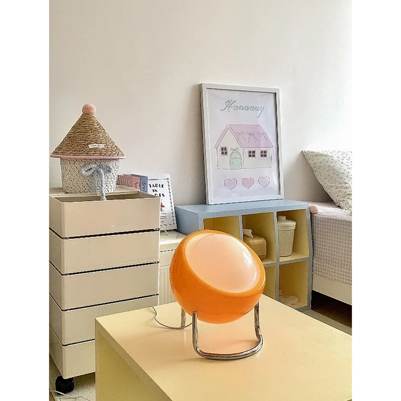 Mid-Century Tafellamp met Gekleurde Glazen Bol en Roestvrij Stalen Voet – Retro Design Verlichting voor Slaapkamer en Woonkamer | Sansoti