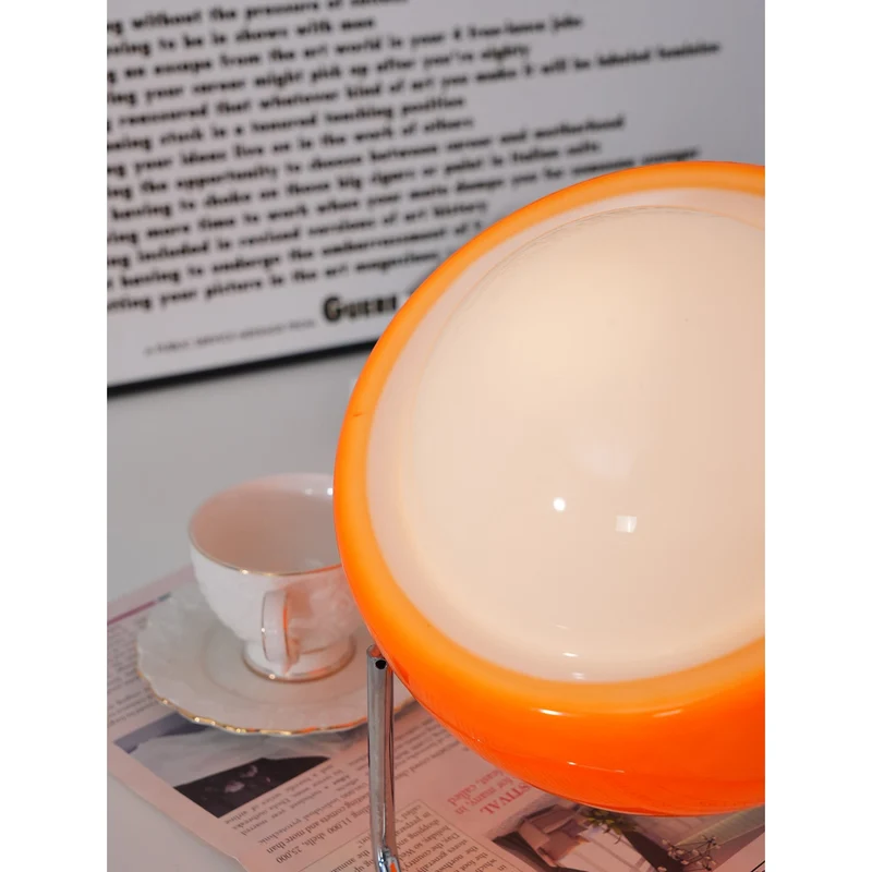 Mid-Century Tafellamp met Gekleurde Glazen Bol en Roestvrij Stalen Voet – Retro Design Verlichting voor Slaapkamer en Woonkamer | Sansoti