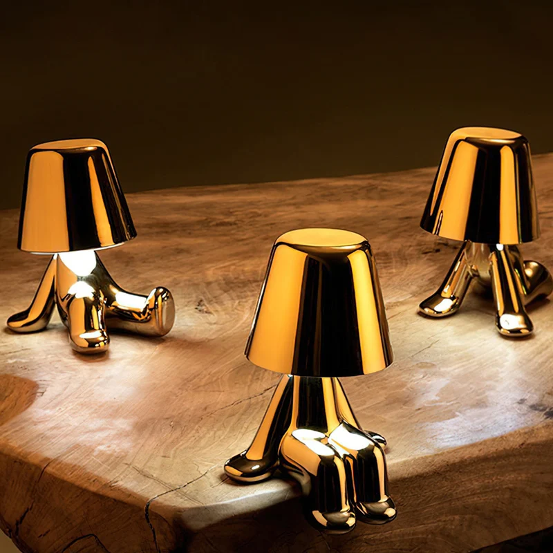 Moderne Tafellamp met Sculptuur – Goudkleurige Broers met Ingebouwde Accu en LED – Artistieke Verlichting voor Woonkamer, Slaapkamer & Bureau | Sansoti