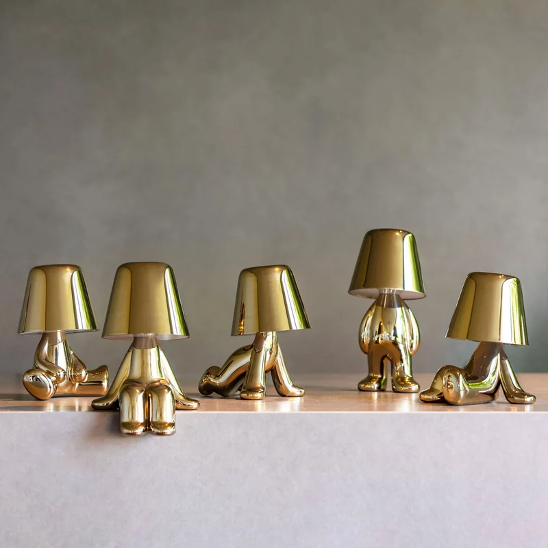 Moderne Tafellamp met Sculptuur – Goudkleurige Broers met Ingebouwde Accu en LED – Artistieke Verlichting voor Woonkamer, Slaapkamer & Bureau | Sansoti