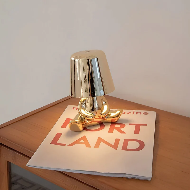 Moderne Tafellamp met Sculptuur – Goudkleurige Broers met Ingebouwde Accu en LED – Artistieke Verlichting voor Woonkamer, Slaapkamer & Bureau | Sansoti