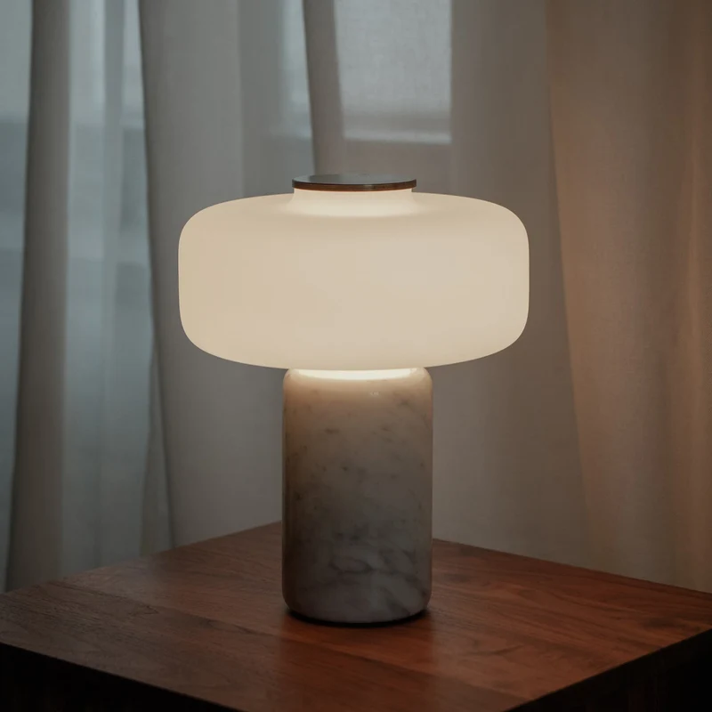 Oplaadbare Marmeren Tafellamp met Opaalglaskapje – Dimbaar Draadloos Sfeerlicht met Natuursteen Basis voor Woonkamer Slaapkamer Luxe Interieur | Sansoti