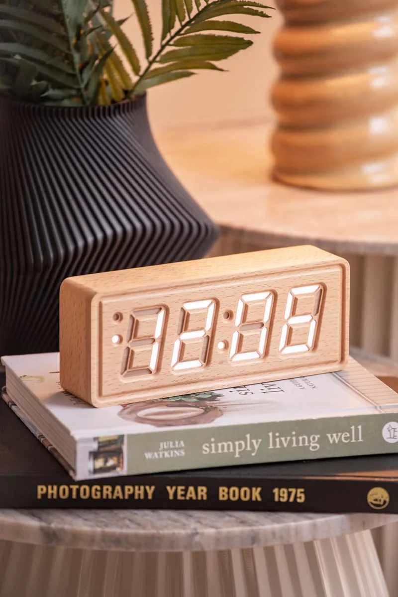 Karlsson Solid Wood Engraved KA6024WD Wecker Hellholz • LED-Zeitanzeige • Eingraviertes Design
