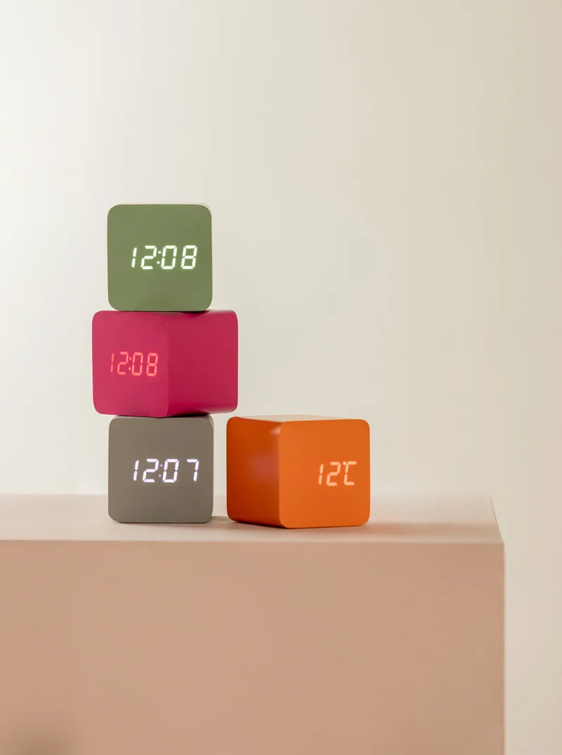 Karlsson Spry Square KA5982BP Wecker Leuchtendes Rosa • LED-Display mit Temperatur • USB-Netzbetrieb