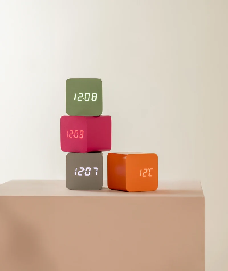 Karlsson Spry Square KA5982BP Wecker Leuchtendes Rosa • LED-Display mit Temperatur • USB-Netzbetrieb