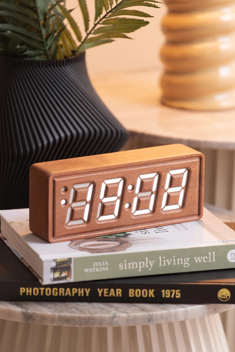 Karlsson Solid Wood Engraved KA6024DW Wecker Dunkelholz • LED-Gravurdisplay • Massivholz Sapelé