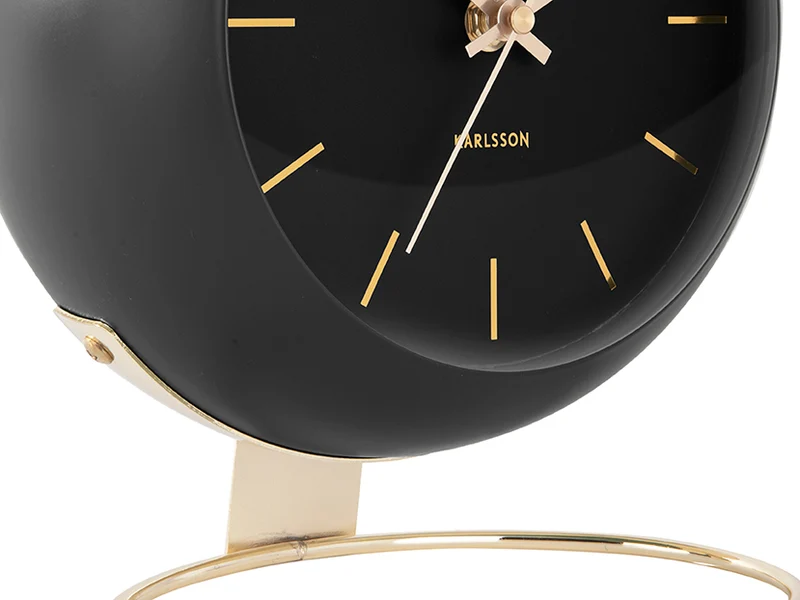 Karlsson Globe KA5832BK Tischuhr Schwarz • Geräuschloses Sweep-Uhrwerk • Glasglobus mit Golddetails