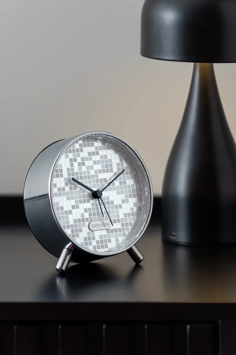 Karlsson Disco KA6004SI Wecker Silber • Geräuschloses Sweep-Uhrwerk • Diskokugel-Design