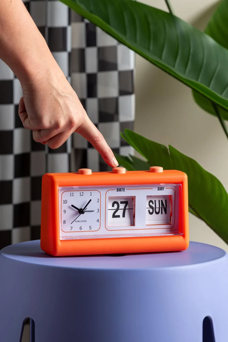 Karlsson Data Flip KA5941OR Wecker Leuchtorange • Klappzahlen-Mechanismus • Geräuschloses Sweep-Uhrwerk