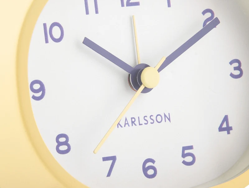 Karlsson Cheeky Oval KA6025LY Wecker Gelb • Geräuschloses Sweep-Uhrwerk • Ovales Design von Iris Dijkers