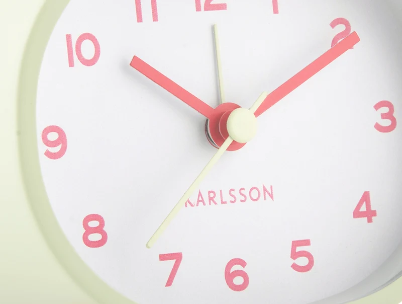 Karlsson Cheeky Oval KA6025LG Wecker Softgrün • Geräuschloses Sweep-Uhrwerk • Ovales Retro-Design
