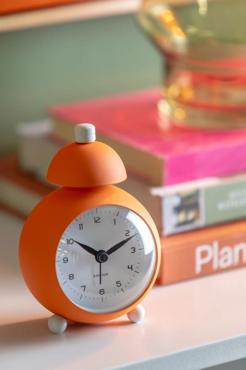 Karlsson Chaplin KA5979OR Wecker Neonorange • Sweep-Uhrwerk • Inspiriert von Charlie Chaplin