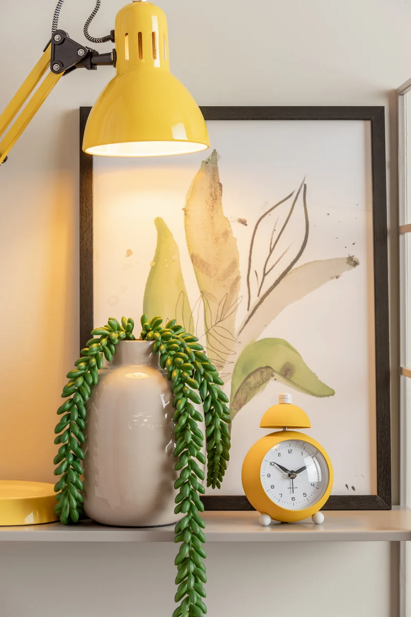 Karlsson Chaplin KA5979BY Wecker Hellgelb • Geräuschloses Sweep-Uhrwerk • Charlie-Chaplin-Design