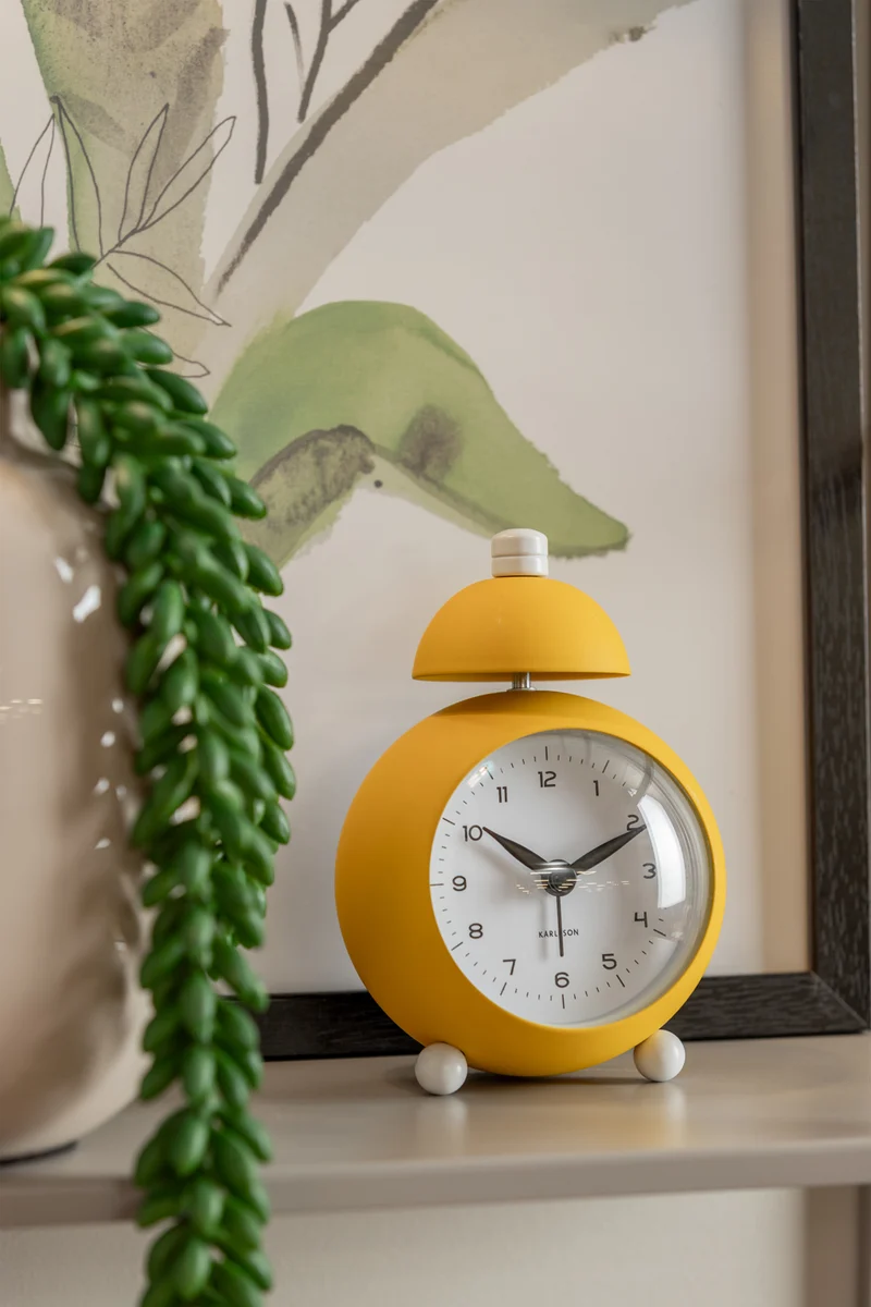 Karlsson Chaplin KA5979BY Wecker Hellgelb • Geräuschloses Sweep-Uhrwerk • Charlie-Chaplin-Design