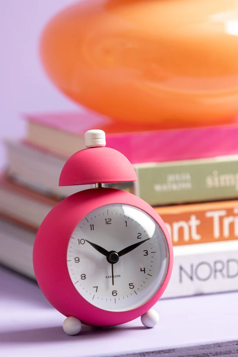 Karlsson Chaplin KA5979BP Wecker Pink • Geräuschloses Sweep-Uhrwerk • Eisengehäuse