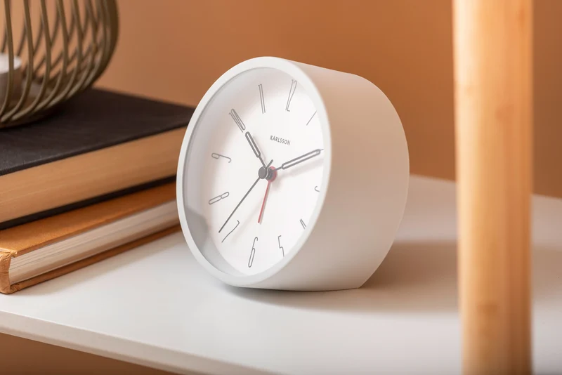 Karlsson Belle Numbers KA5915WH Wecker Weiß • Geräuschloses Sweep-Uhrwerk • Armando Breeveld Design