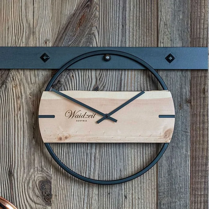 Waidzeit Wanduhr 30,5 cm Ø Holz • Echtholz • Präzises Junghans Quarzwerk