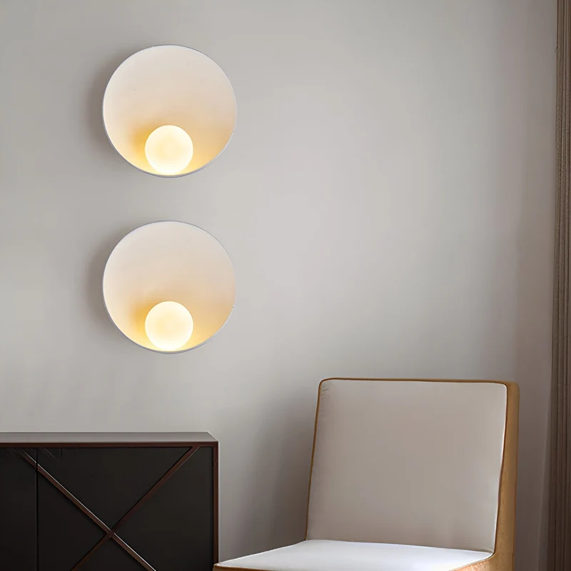 Wandlamp met Houtaccent en Melkglazen Kap – Sfeervolle Minimalistisch Verlichting | Sansoti