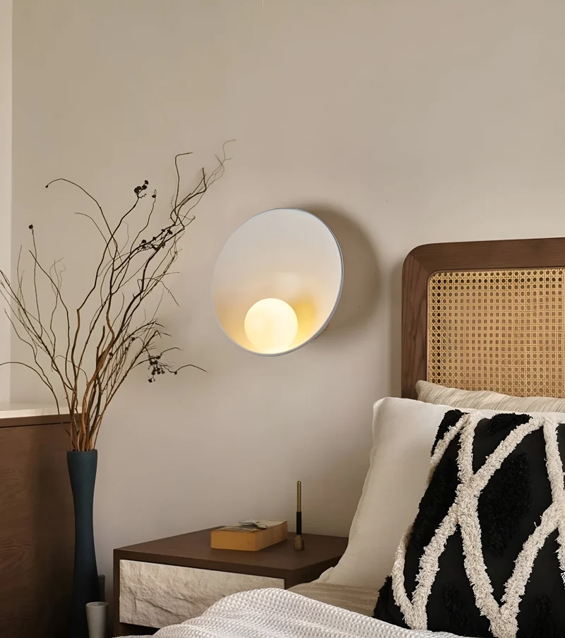Wandlamp met Houtaccent en Melkglazen Kap – Sfeervolle Minimalistisch Verlichting | Sansoti
