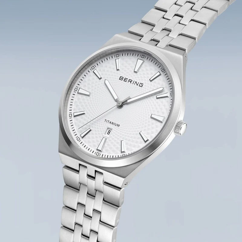 Bering Titanium 16141-704 Herrenuhr • Ultraleichtes Titan • Kratzfestes Saphirglas