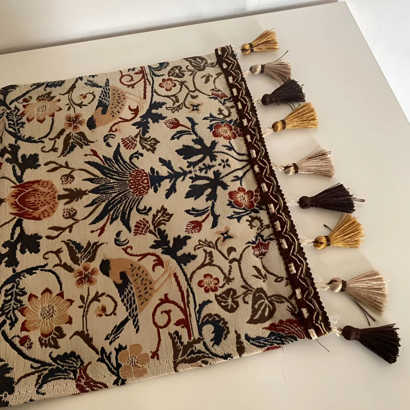 Vintage Jacquard Tafelloper met Vogel & Bloemmotief – Landelijke Elegantie met Kwastjes | Sansoti