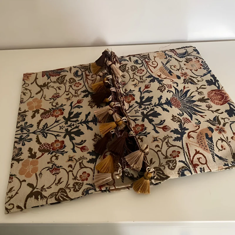 Vintage Jacquard Tafelloper met Vogel & Bloemmotief – Landelijke Elegantie met Kwastjes | Sansoti